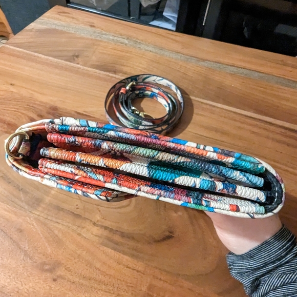 Clutch with crossbody strap - Picture 3 of 5